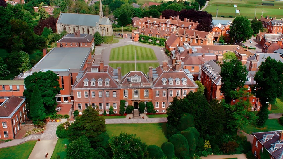 El histórico campus del Marlborough College muestra edificios de ladrillo rojo y una amplia área verde.