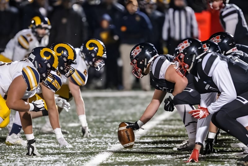 Estudiantes de la Marquette High School están listos en uniforme de equipo para la próxima jugada en el partido de fútbol americano.