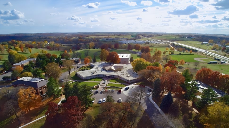 Vista aérea de un paisaje otoñal con hojas de colores y colinas cerca de la Maur Hill-Mount Academy.