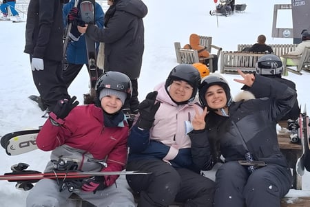 Un grupo de estudiantes de la École secondaire publique Maurice Lapointe lleva ropa de invierno en una excursión en la nieve con equipo de esquí.