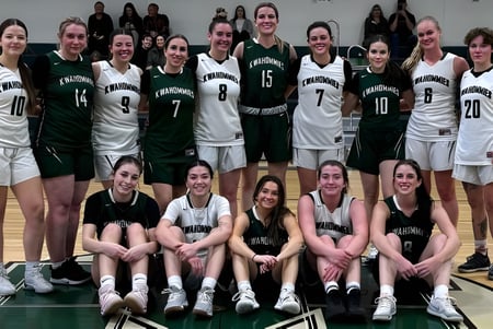 Un grupo de estudiantes de la Medicine Hat High School posan juntos en la cancha de baloncesto.