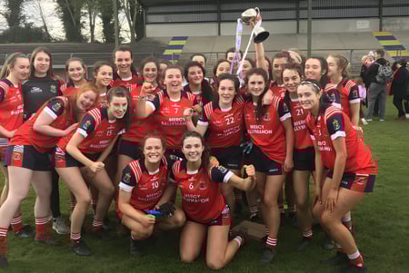 Un grupo de jóvenes deportistas celebra un éxito en el campo de deportes de la Mercy Secondary School Ballymahon.