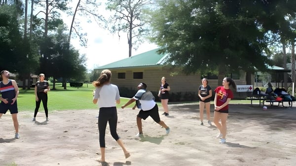 Estudiantes de la Miami Arts Charter School realizan una actividad física en el exterior cerca de una construcción de madera.