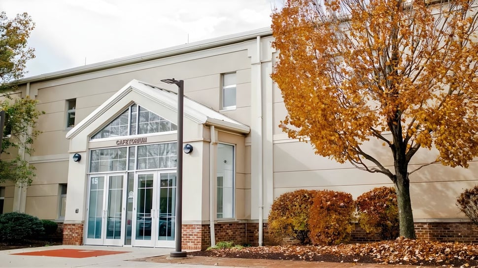 El moderno edificio de la Middletown Christian School está rodeado de hojas otoñales.