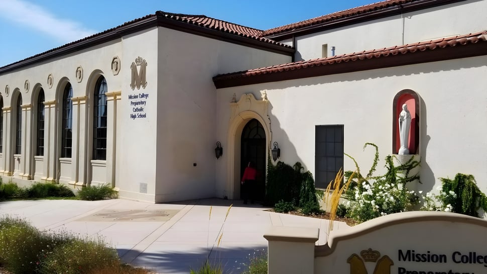 El edificio diseñado en estilo español con arcos y techo de tejas en el campus de la Mission College Preparatory Catholic High School.