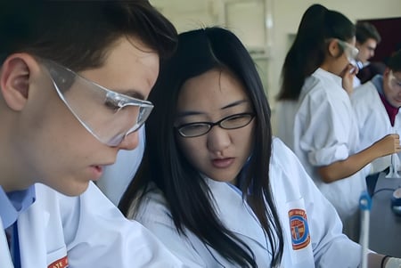 Dos estudiantes de la Mitchelton State High School trabajan concentrados en una tarea en el aula.