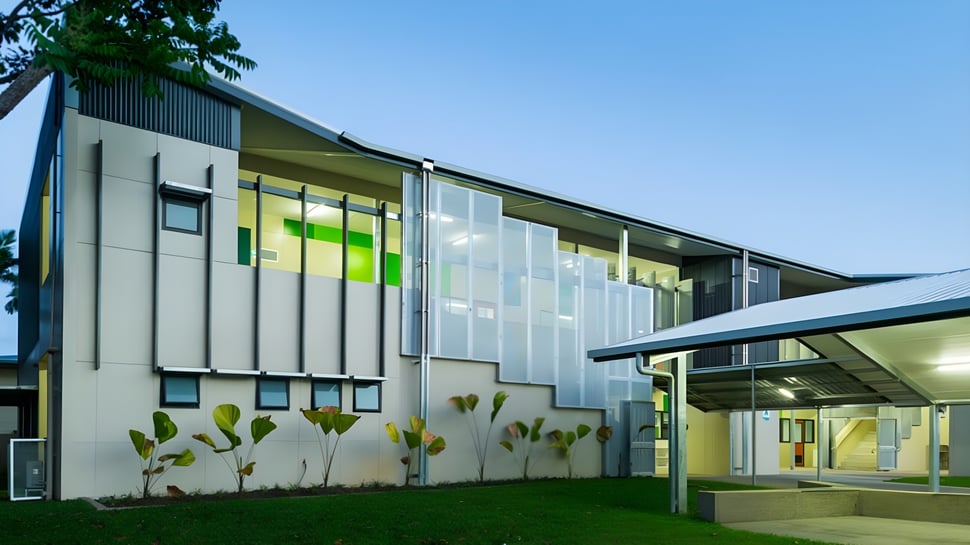 El moderno edificio de varios pisos con fachada de vidrio y acentos coloridos en el campus del Moate Community College.