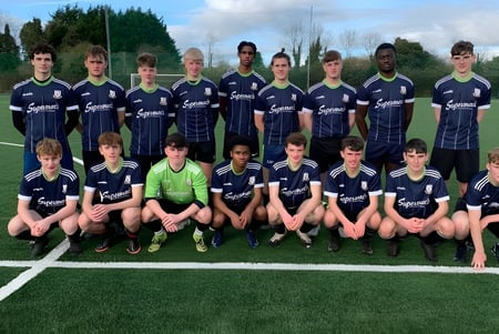 Un grupo de jóvenes futbolistas posa en el césped artificial del Moate Community College.
