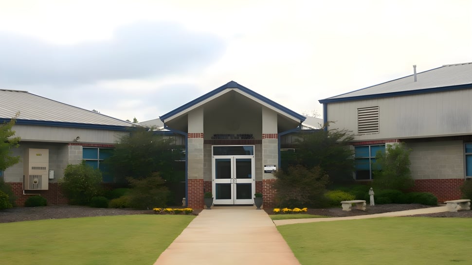 El moderno edificio de varios pisos de la Monsignor Donovan Catholic High School con una entrada destacada y un diseño exterior.