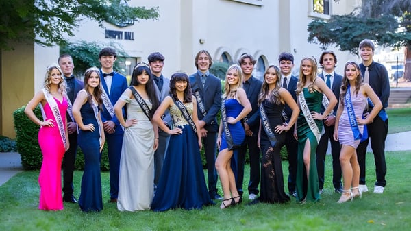 Un grupo de personas vestidas formalmente está junto en el área exterior del campus de la Monte Vista Christian School.