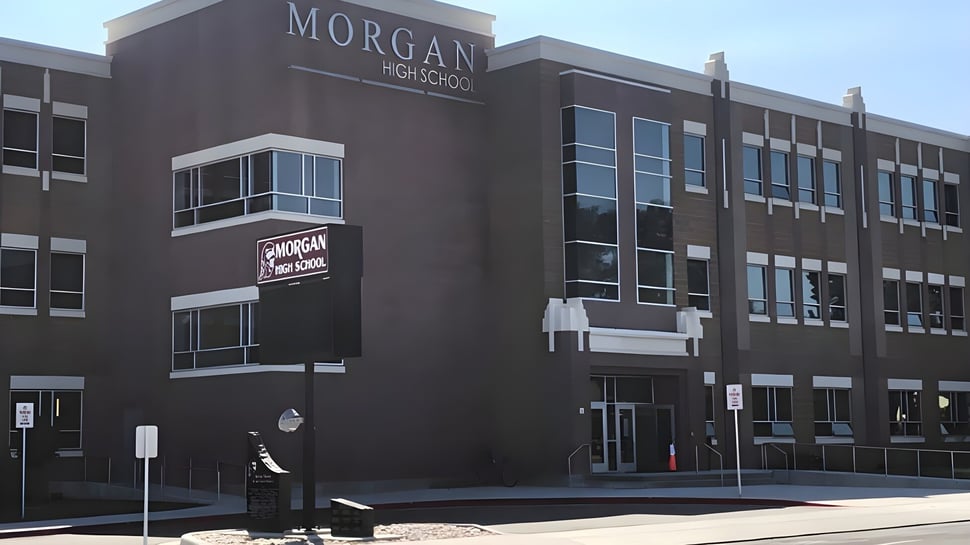 El edificio de varios pisos con la inscripción Morgan en la fachada se encuentra en el terreno de la Morgan High School.