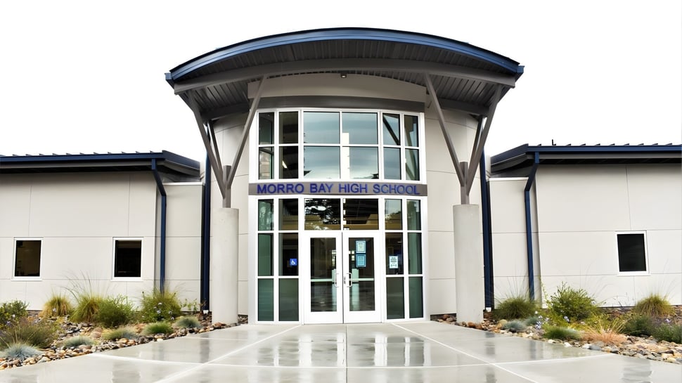 El moderno edificio con fachada de vidrio y techo curvado en el terreno de la Morro Bay High School.