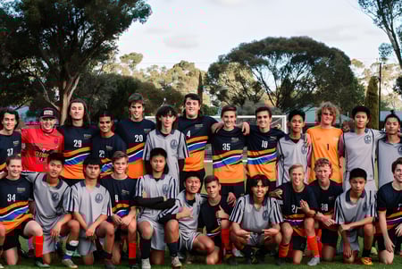 Un grupo de jóvenes futbolistas y futbolistas posa en el parque en el terreno de la Mount Gambier High School.