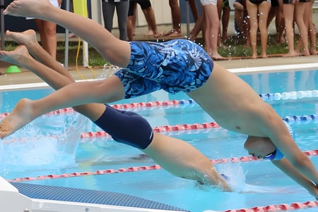 Una estudiante de la Mount Gravatt State High School bucea en la piscina durante la clase de natación.