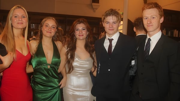 Cinco personas vestidas formalmente posan juntas en un evento de la Mount Kelly School.