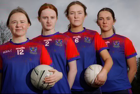 Estudiantes de la Mount Sackville Secondary School están juntos con un balón de rugby al aire libre.