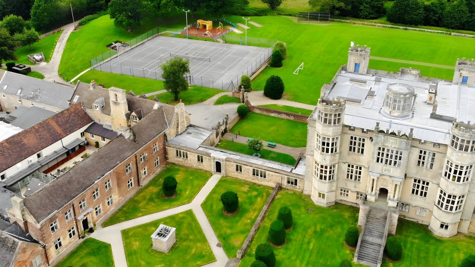 Vista aérea del histórico campus de Mount St. Mary's College con edificios góticos y áreas verdes.