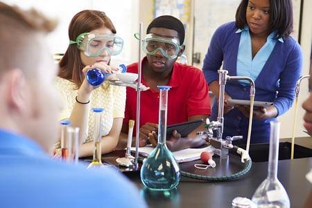 Un grupo de estudiantes trabaja en conjunto en un proyecto científico en el laboratorio del Moyne College.