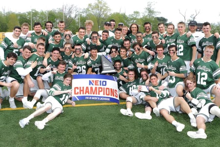 Estudiantes de la Moyne Community School se reúnen en el campo deportivo con una pancarta 'NEIO CHAMPIONS'.