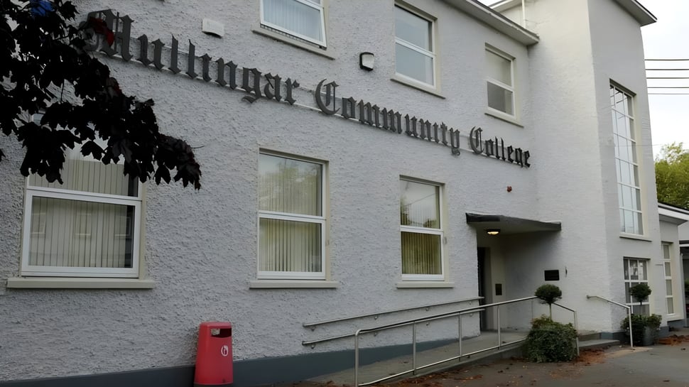El edificio gris de varios pisos del Mullingar Community College muestra claramente el letrero en la fachada.