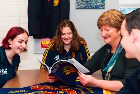 Las estudiantes de la Murray Bridge High School conversan en el vestuario de deportes.
