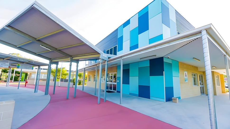 Se puede ver el colorido y moderno edificio escolar con un camino cubierto en el Murrumba State Secondary College.