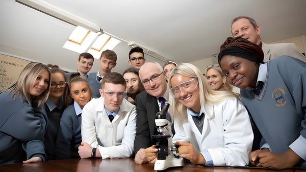 Un grupo de estudiantes trabaja en el laboratorio del Nagle Community College con equipos científicos.