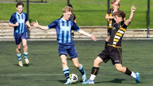 Dos futbolistas luchan por el balón en el campo del Nelson College for Boys.