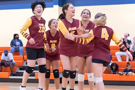 Las estudiantes de la New Garden Friends School celebran juntas en la cancha de baloncesto.
