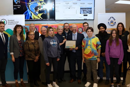 Un grupo de estudiantes está reunido en un espacio educativo en el campus de la New Sarepta Community High School.