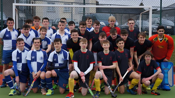 Un grupo de jóvenes futbolistas posan juntos en el campo deportivo de la Newtown School.