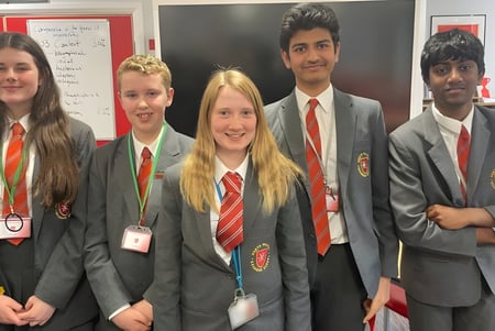 Un grupo de estudiantes de la North Halifax Grammar School está junto en el aula en uniformes escolares.
