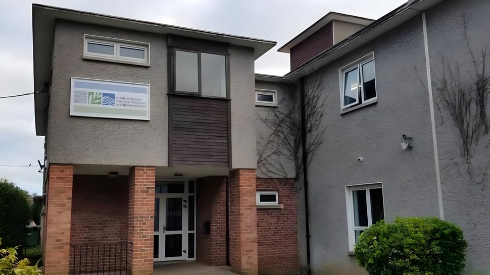 El edificio residencial de varios pisos con fachada de ladrillo y estuco mixtos se encuentra frente a la North Wicklow Educate Together Secondary School.