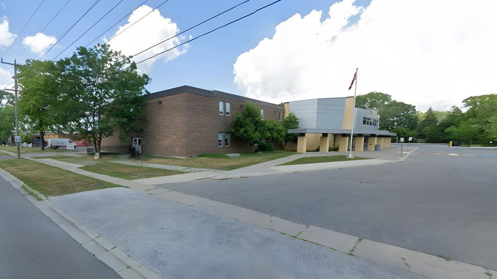 El edificio de ladrillo con una moderna ampliación se encuentra en una calle arbolada de la Northern Collegiate Institute & Vocational School.