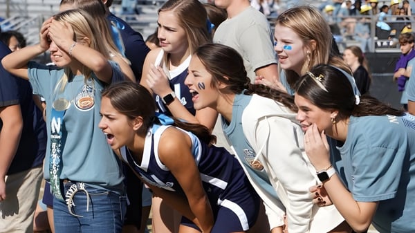 Un grupo de alumnas de la Northpoint Christian School celebra juntas en el área exterior frente a los edificios escolares.