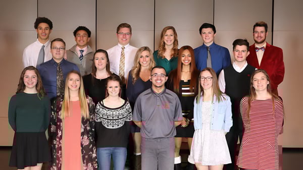 Un grupo de estudiantes de la Northview High School posan juntos frente a un fondo sencillo.