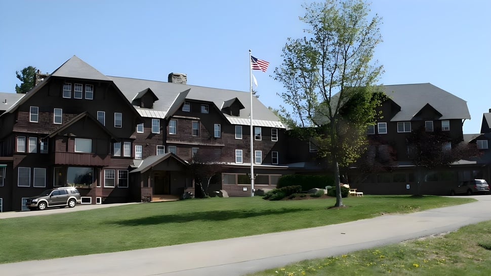 Varios edificios de ladrillo de varios pisos con césped y vegetación bien cuidados frente a los edificios en el campus de la Northwood School.