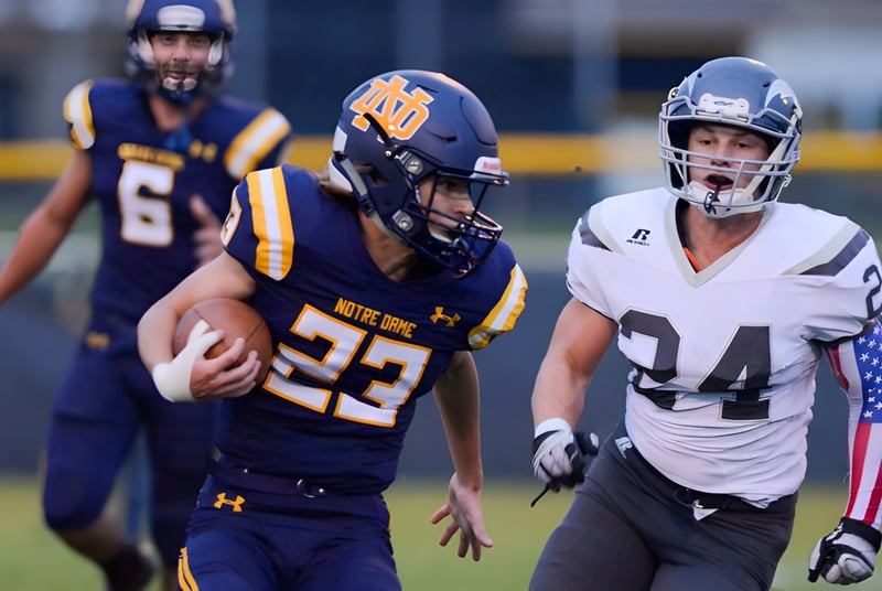 Dos jugadores de fútbol americano de Notre Dame High School se enfrentan en el campo.
