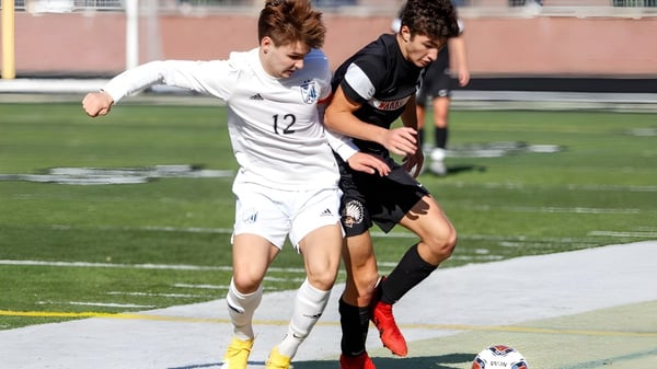 Dos alumnas juegan un partido de fútbol en el campo deportivo del Oatlands College.