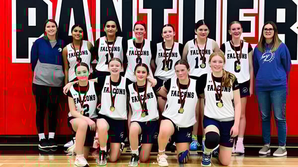 Un grupo de jóvenes jugadoras de baloncesto posan en el gimnasio del campus de la Ohpaho Secondary School.