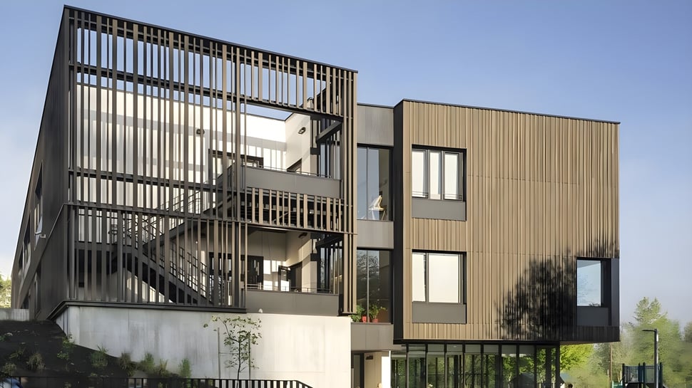 El moderno edificio de varios pisos de la Oregon Episcopal School está rodeado de áreas verdes.