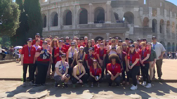 Un grupo de estudiantes de la Orillia Secondary School posando frente al Coliseo en Roma.
