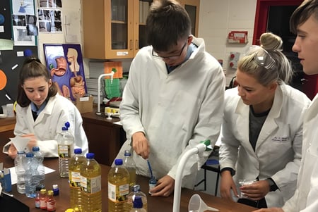 Estudiantes de la Our Lady’s Secondary School investigan en el laboratorio diversos dispositivos y materiales científicos.