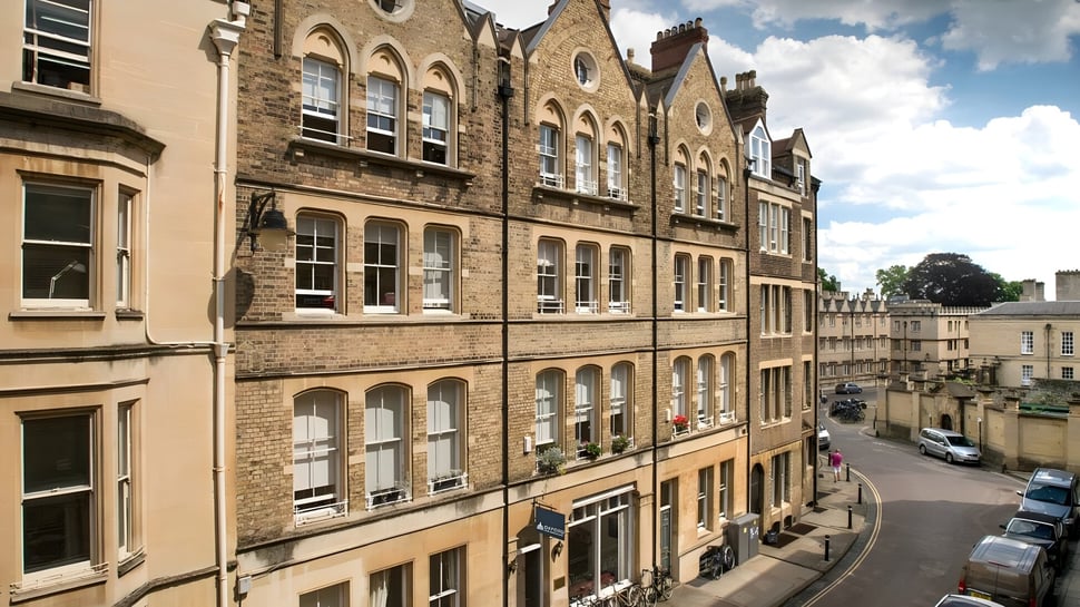 El histórico edificio de ladrillo del Oxford Sixth Form College es de varios pisos y está caracterizado por muchas ventanas.