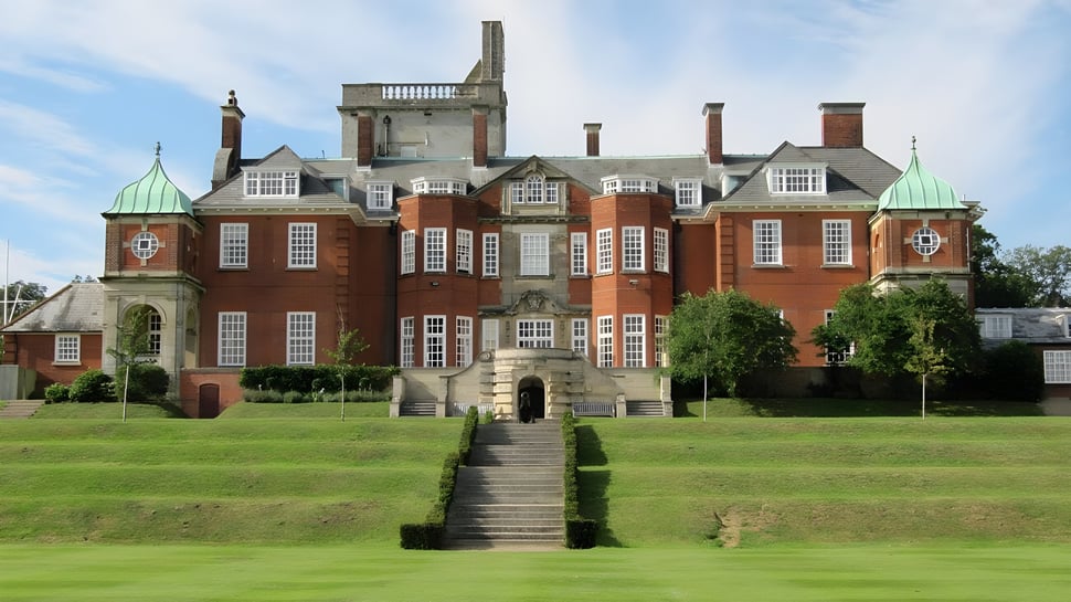El histórico edificio principal del Pangbourne College se encuentra en un césped cuidado con un área verde circundante.