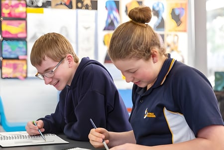 Dos estudiantes de Para Hills High School trabajan concentrados con una tablet en un aula.