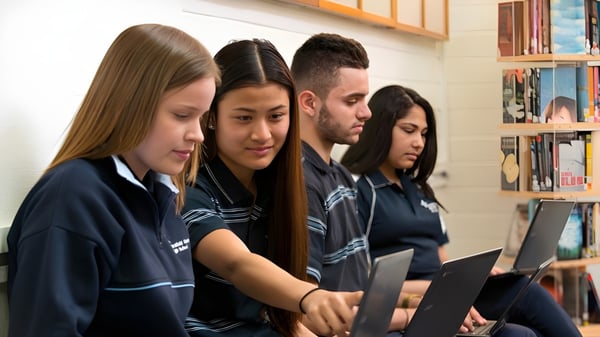Los estudiantes de la Parafield Gardens High School se concentran mientras trabajan en una computadora.