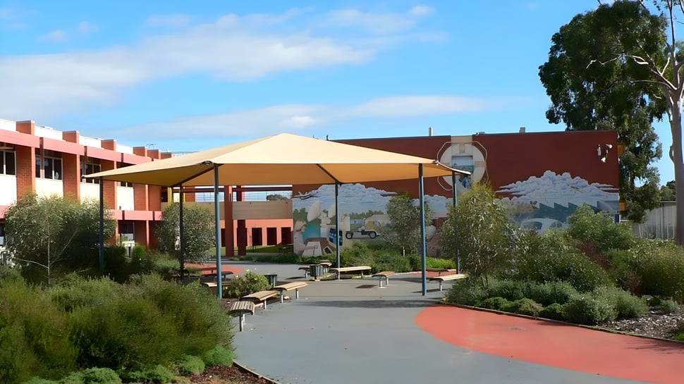 El colorido espacio exterior con asientos y sombrillas en el terreno de la Paralowie R-12 School.