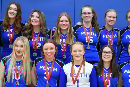 Un grupo de estudiantes del Perth & District Collegiate Institute lleva uniformes azules y muestra sus medallas frente a un fondo azul.