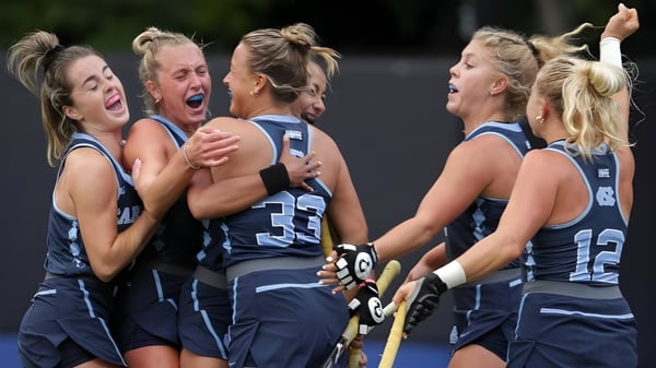 Un grupo de atletas celebra juntos en el campo de deportes de la Presentation Secondary School en Kilkenny.
